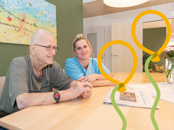 Hospizgast und Hospizmitarbeiterin zusammen am Tisch, Hospiz-Jubiläum, 5 Jahre Diakonie Hospiz Woltersdorf Hospizgast und Hospizmitarbeiterin zusammen am Tisch, Hospiz-Jubiläum, 5 Jahre Diakonie Hospiz Woltersdorf