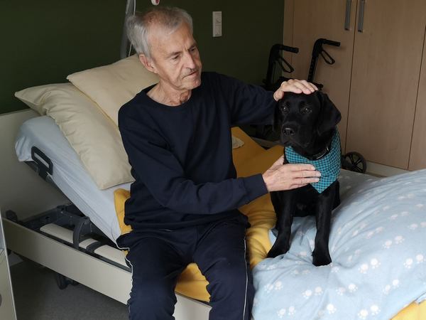Gast mit Besuchshund Balaou - Spenden für Hundetherapie - Diakonie Hospiz Woltersdorf