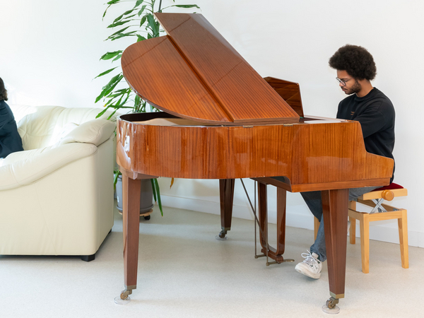 Musikerin gibt Wohnzimmerkonzert - Spenden ermöglichen diese besonderen Erlebnisse für die Gäste - Diakonie Hospiz Woltersdorf Musikerin gibt Wohnzimmerkonzert - Spenden ermöglichen diese besonderen Erlebnisse für die Gäste - Diakonie Hospiz Woltersdorf