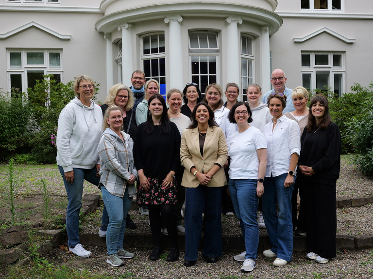 Neue Mitarbeitende der Hospize und ambulanten Hospizdienste der Immanuel Albertinen Diakonie beim gemeinsamen Einführungstag auf dem Gesundheitscampus Hamburg-Volksdorf. Neue Mitarbeitende der Hospize und ambulanten Hospizdienste der Immanuel Albertinen Diakonie beim gemeinsamen Einführungstag auf dem Gesundheitscampus Hamburg-Volksdorf.
