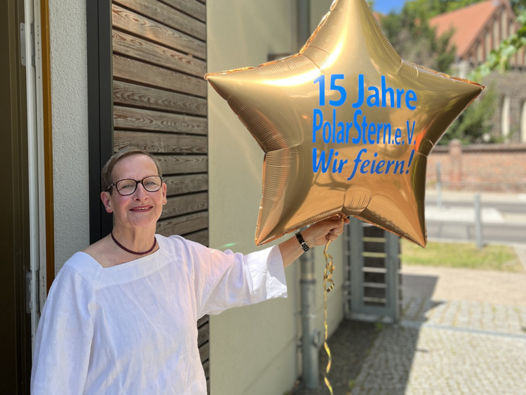Cornelia Heine hält vor blauem Himmel einen goldfarbenen, sternförmigen Luftballon mit der blauen Aufschrift "15 Jahre PolarStern e.V. - Wir feiern!" in die Kamera bei der Feier zum 15-jährigen Bestehen des Fördervereins „Polarstern“ Neuenhagen e. V. zur Unterstützung des Diakonie Hospiz Woltersdorf im Gemeindesaal der Ev. Verheißungskirchengemeinde Neuenhagen-Dahlwitz. Cornelia Heine hält vor blauem Himmel einen goldfarbenen, sternförmigen Luftballon mit der blauen Aufschrift "15 Jahre PolarStern e.V. - Wir feiern!" in die Kamera bei der Feier zum 15-jährigen Bestehen des Fördervereins „Polarstern“ Neuenhagen e. V. zur Unterstützung des Diakonie Hospiz Woltersdorf im Gemeindesaal der Ev. Verheißungskirchengemeinde Neuenhagen-Dahlwitz.