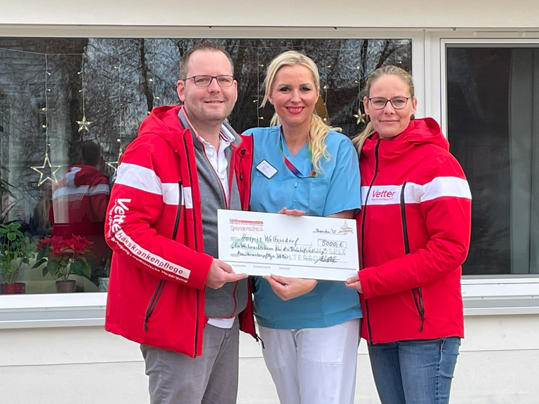 Hospiz-Mitarbeiterin (Mitte) nimmt Spendenscheck von der Hauskrankenpflege Vetter entgegen Hospiz-Mitarbeiterin (Mitte) nimmt Spendenscheck von der Hauskrankenpflege Vetter entgegen