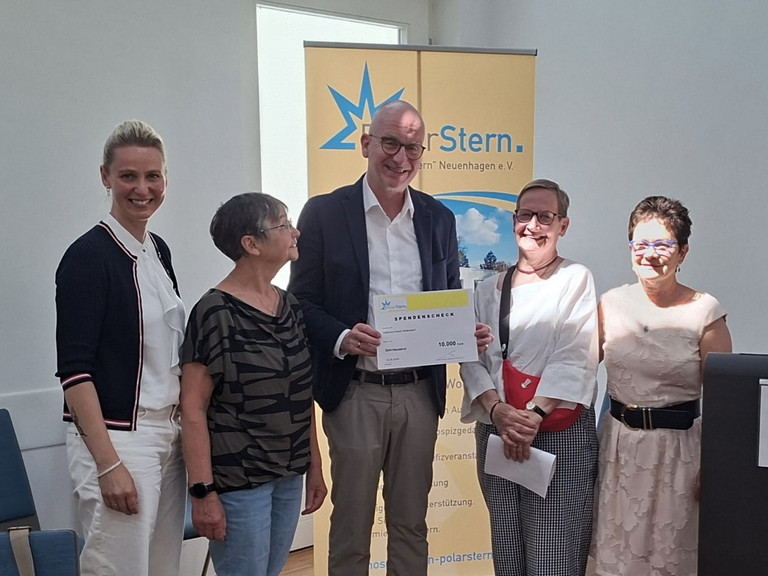 Hospiz-Geschäftsführer Walther Seiler freut sich über Jubiläumsspende in Höhe von 10.000 Euro Hospiz-Geschäftsführer Walther Seiler freut sich über Jubiläumsspende in Höhe von 10.000 Euro