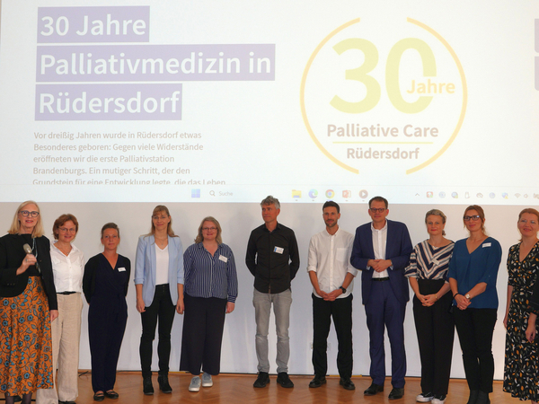Gruppenbild auf der Bühne mit Webseite des Immanuel Hospiz- und Palliativzentrums Ostbrandenburg im Hintergrund auf einer Leinwand Gruppenbild auf der Bühne mit Webseite des Immanuel Hospiz- und Palliativzentrums Ostbrandenburg im Hintergrund auf einer Leinwand